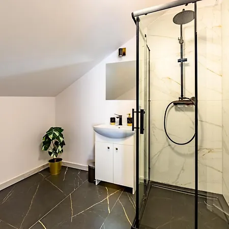 Apartment 5th Floor *